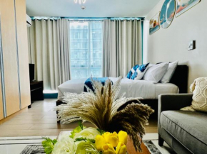 BGC Luxury Condo - Pool, Wi-Fi, City View - Suite 29